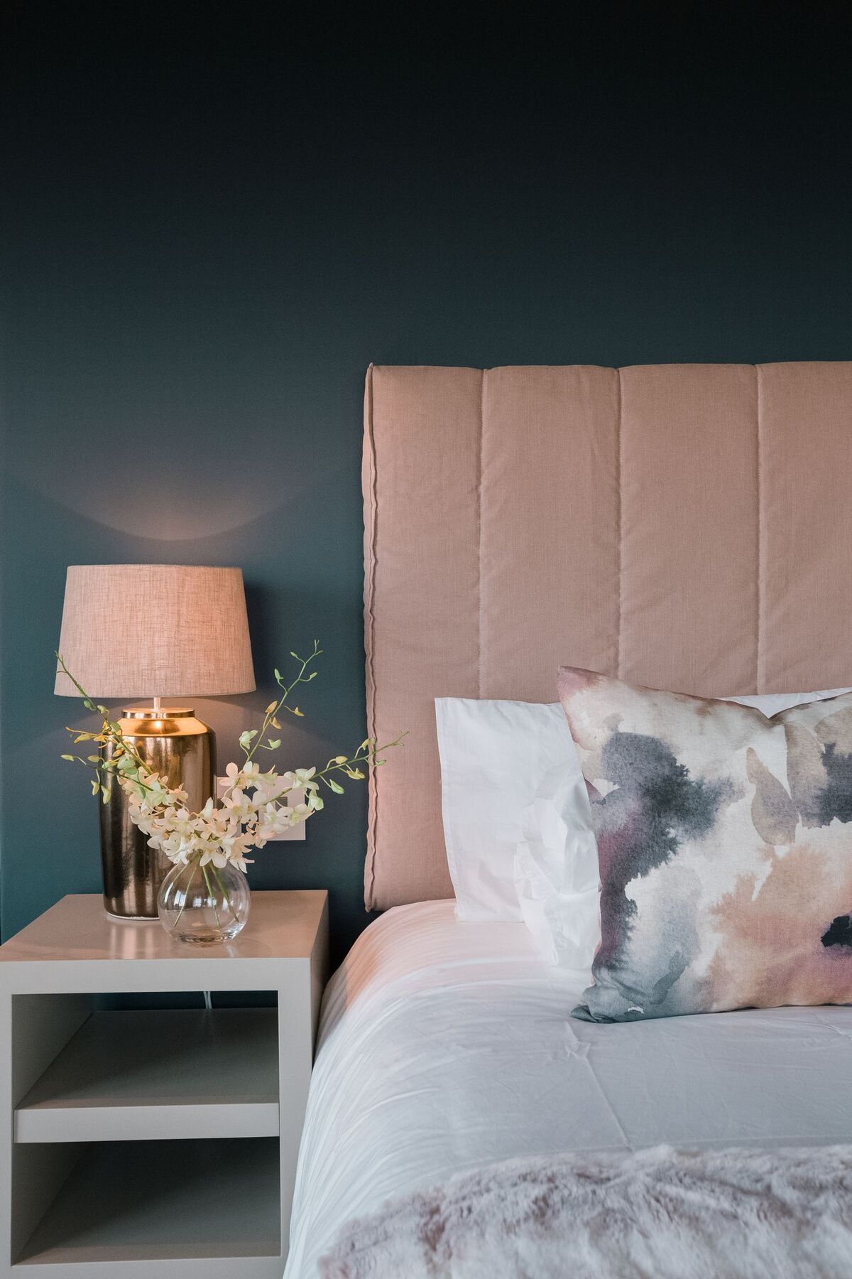 Sky Villa Boutique Hotel By Raw Africa Collection Плеттенберг-Бей Экстерьер фото A bedroom with a bed and a bedside table